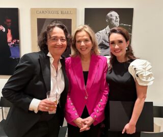 Deeply honored that @reneeflemingmusic came to see us Tuesday! Thank you, Renee!! And congrats @nathstutzmann on your @carnegiehall conducting debut! ♥️ @philorch 

2nd 📸 @chrisleephotonyc